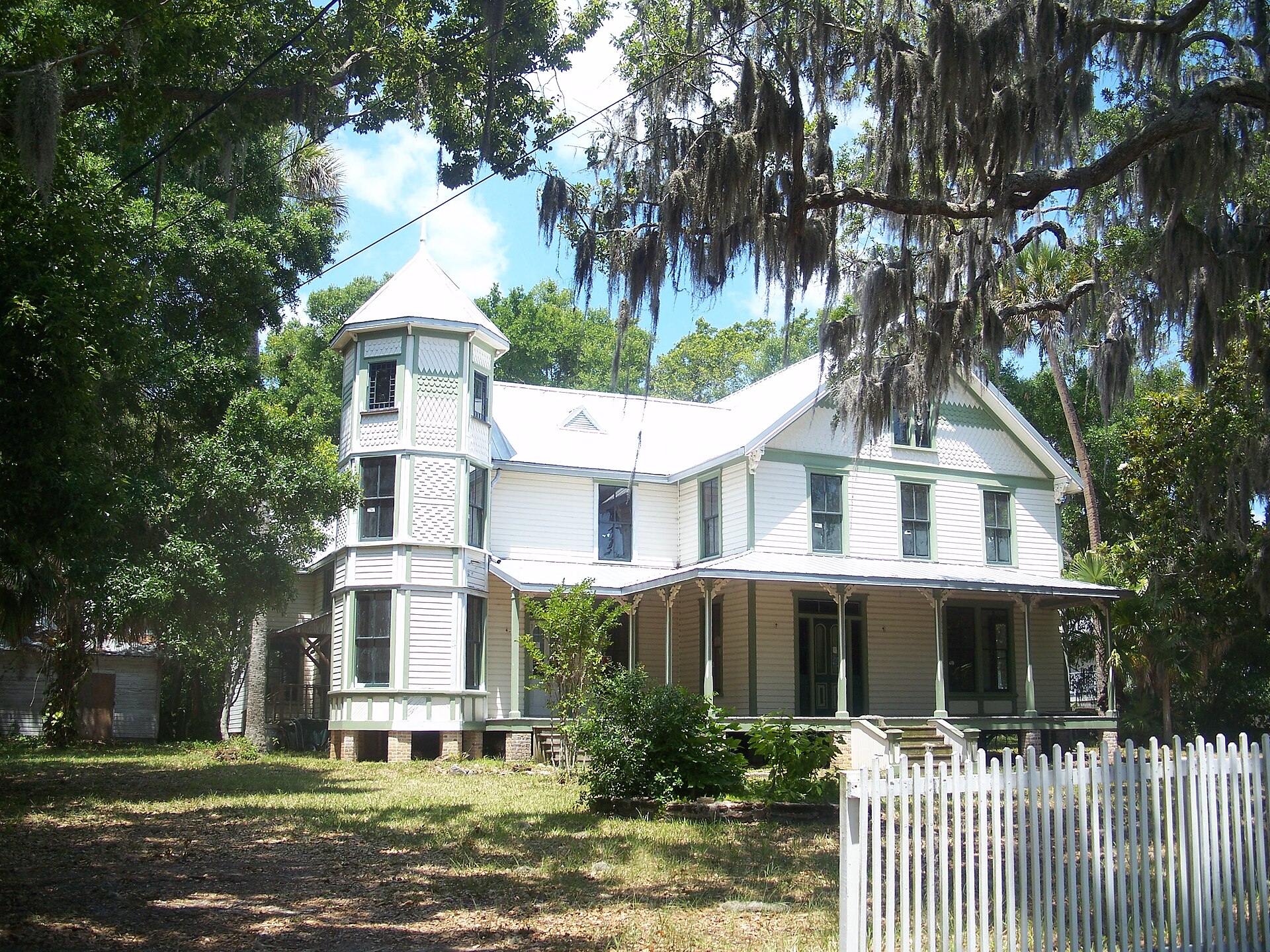 Historic streetscape in Rockledge Drive Residential District